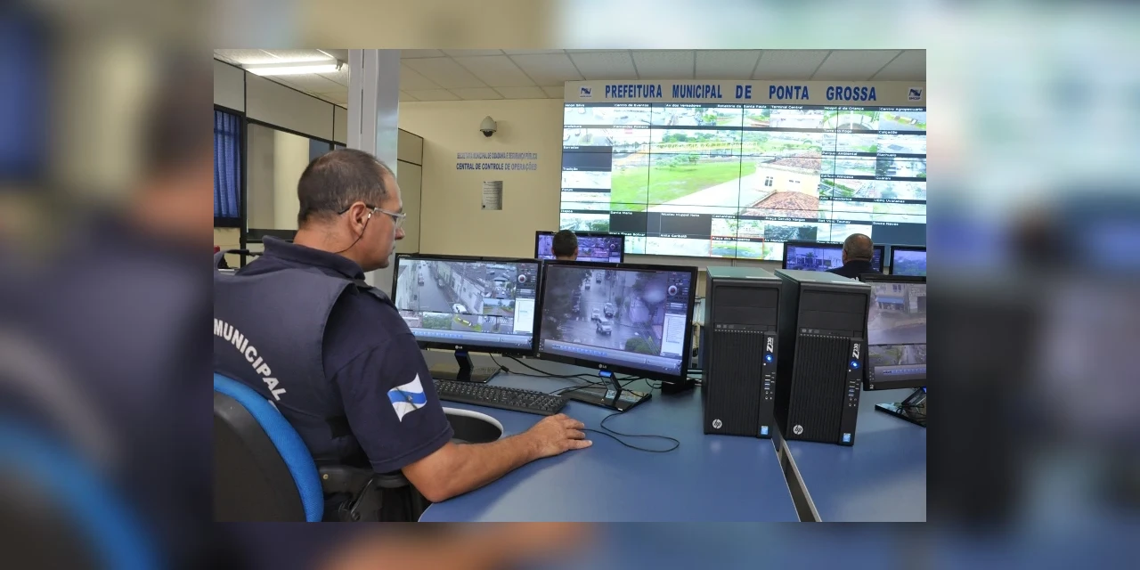 Câmeras de monitoramento flagram venda de drogas no centro de PG