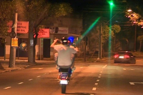PM flagra motociclista fazendo manobras perigosas que tem motocicleta apreendida