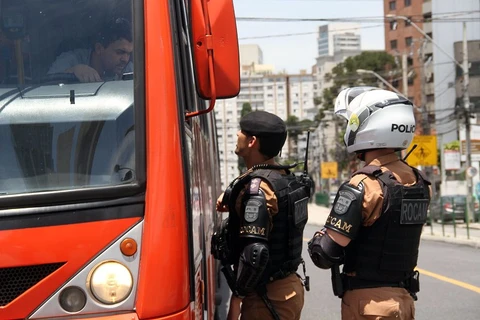 Após denuncia, PM apreende drogas com dois jovens que seguiam para Ipiranga