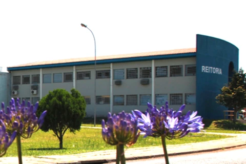 Casal é flagrado furtando fios de luz do Campus da UEPG