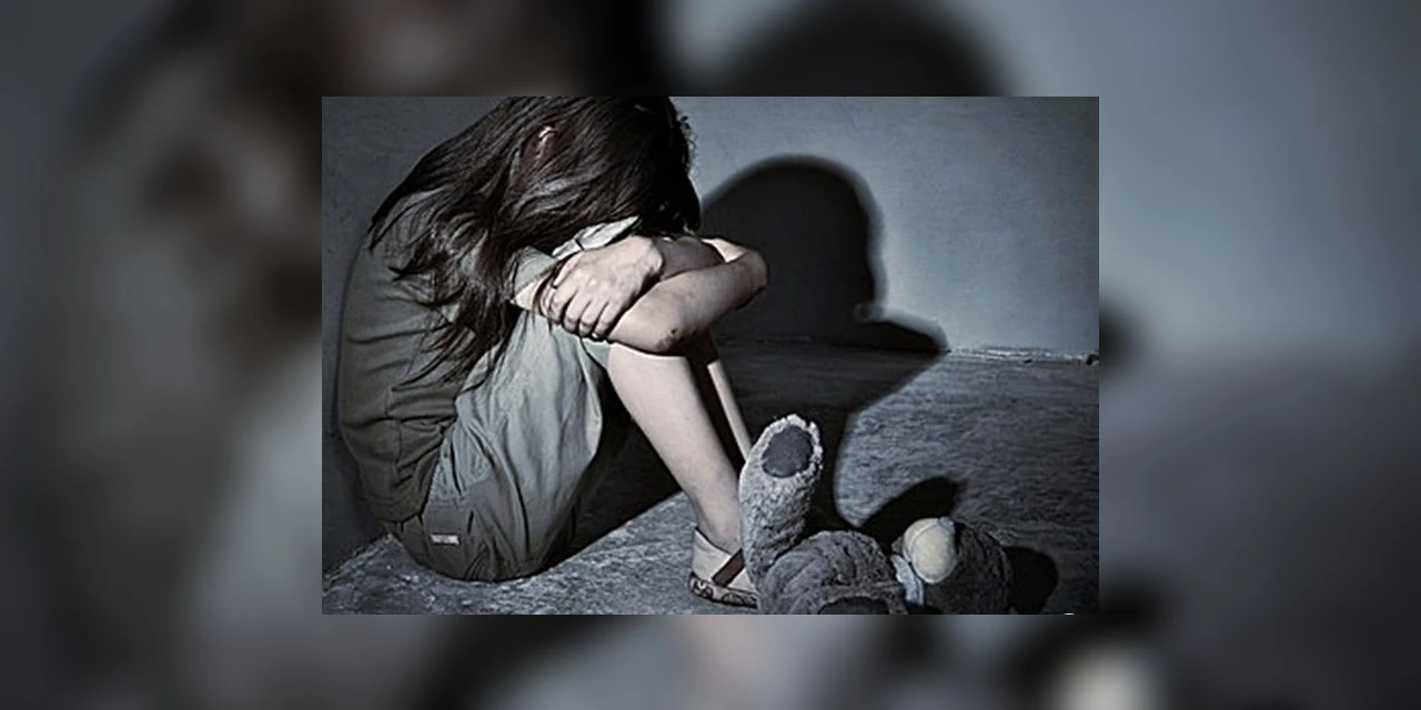 Mãe é detida acusada de estuprar a filha de 7 anos; padrasto está foragido