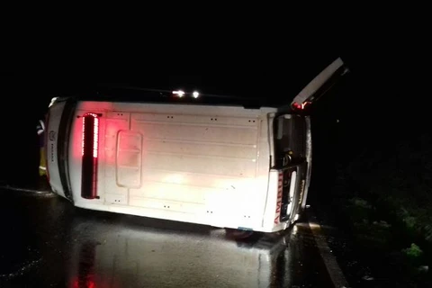 Ambulância capota após bater em barranco na BR-277