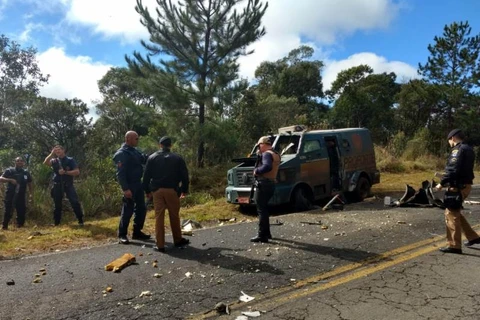 Assaltantes explodem carro-forte no Paraná