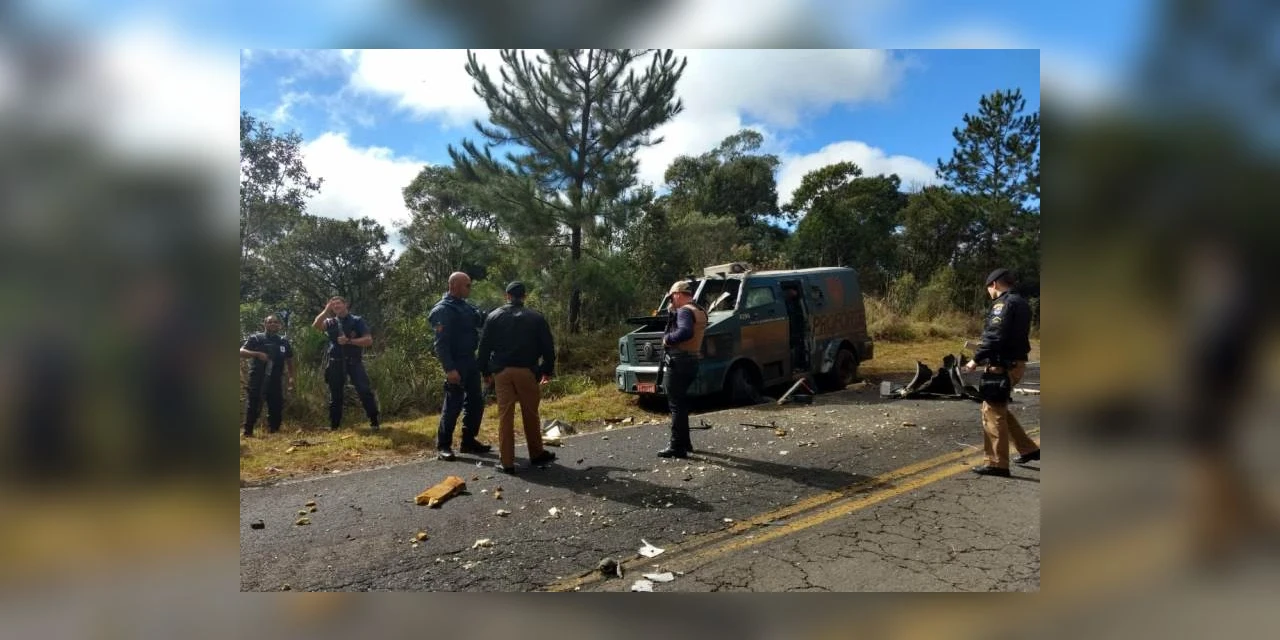Assaltantes explodem carro-forte no Paraná