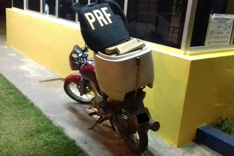 PRF apreende 41 kg de drogas transportadas em motocicleta