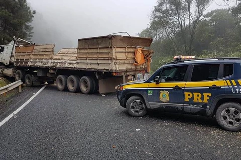 Acidente na BR-277 deixa pista interditada