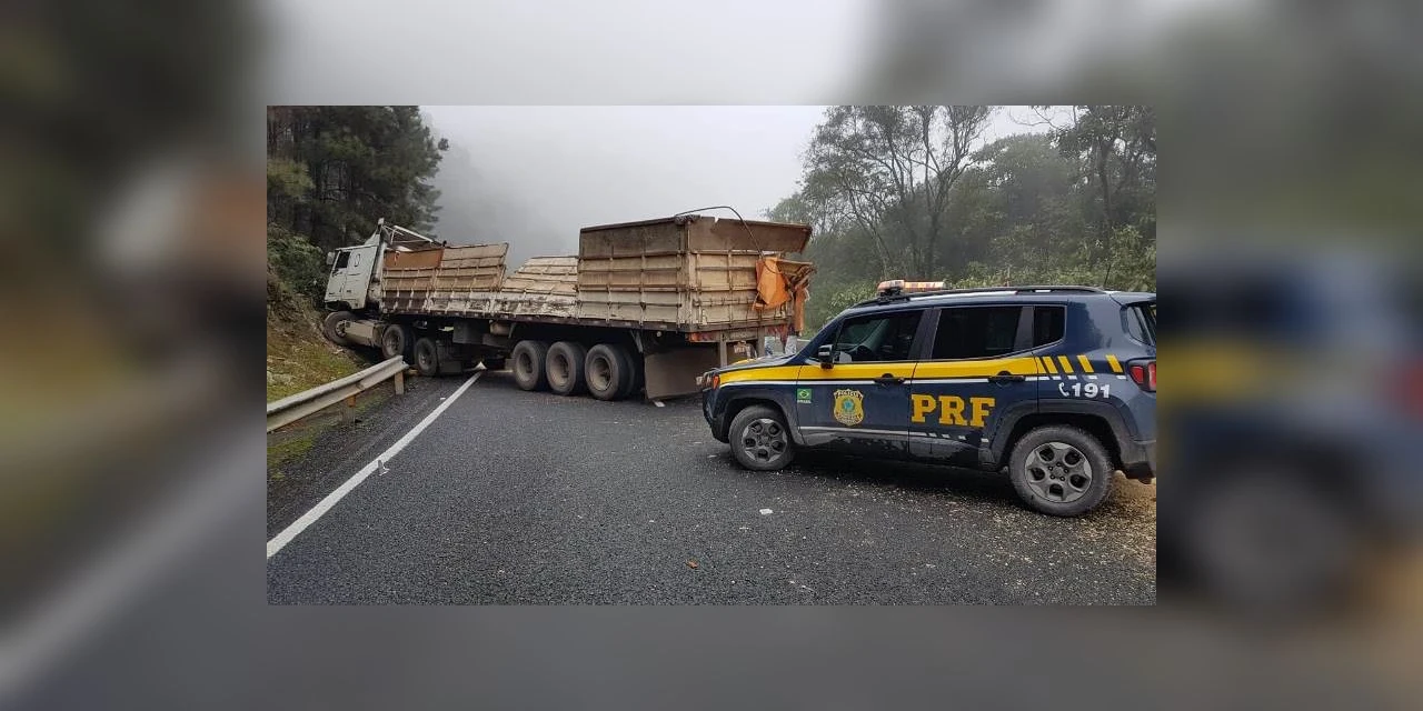 Acidente na BR-277 deixa pista interditada