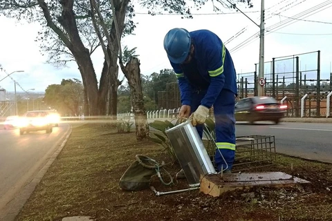 Vândalos destroem iluminação na Visconde de Mauá