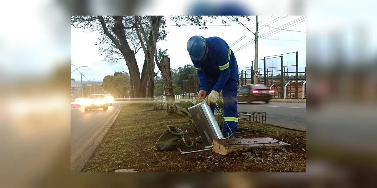 Vândalos destroem iluminação na Visconde de Mauá
