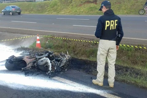 PRF atende acidente envolvendo três motociclistas com duas vítimas graves