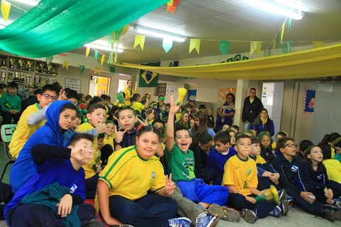 Alunos do município comemoram  na escola nova vitória da Seleção