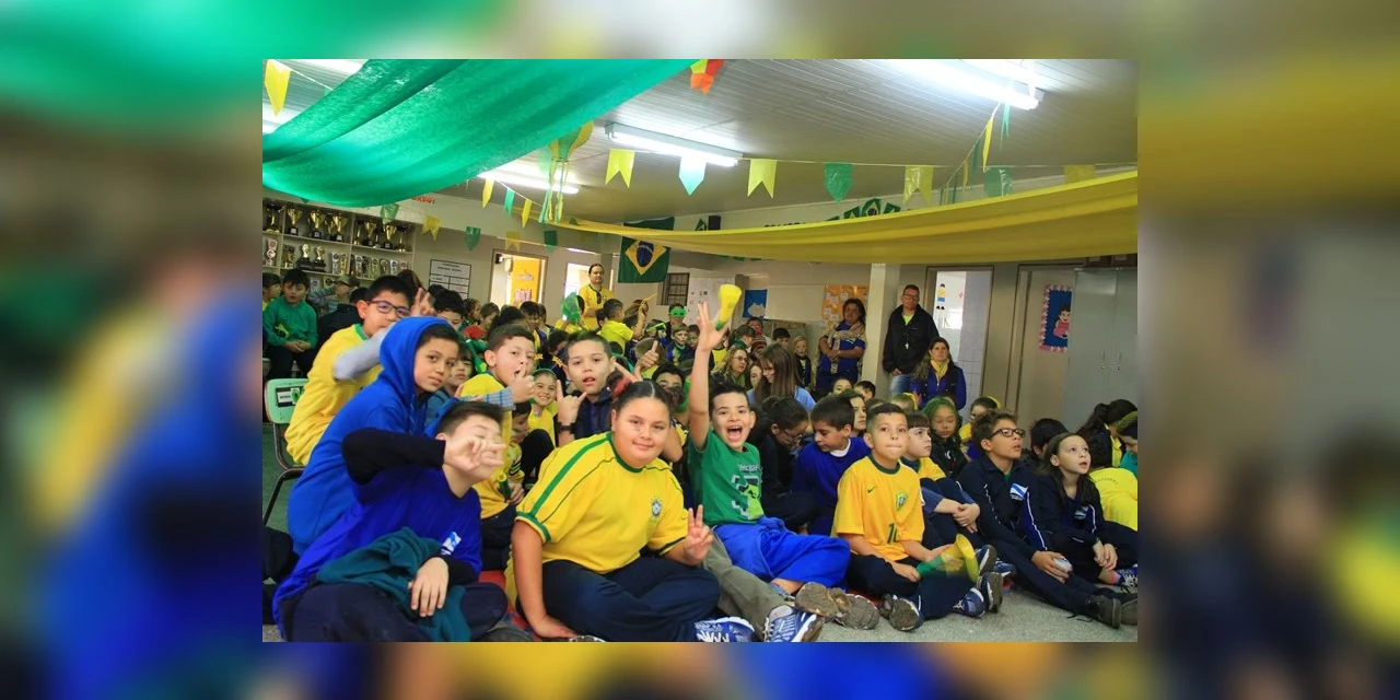 Alunos do município comemoram  na escola nova vitória da Seleção