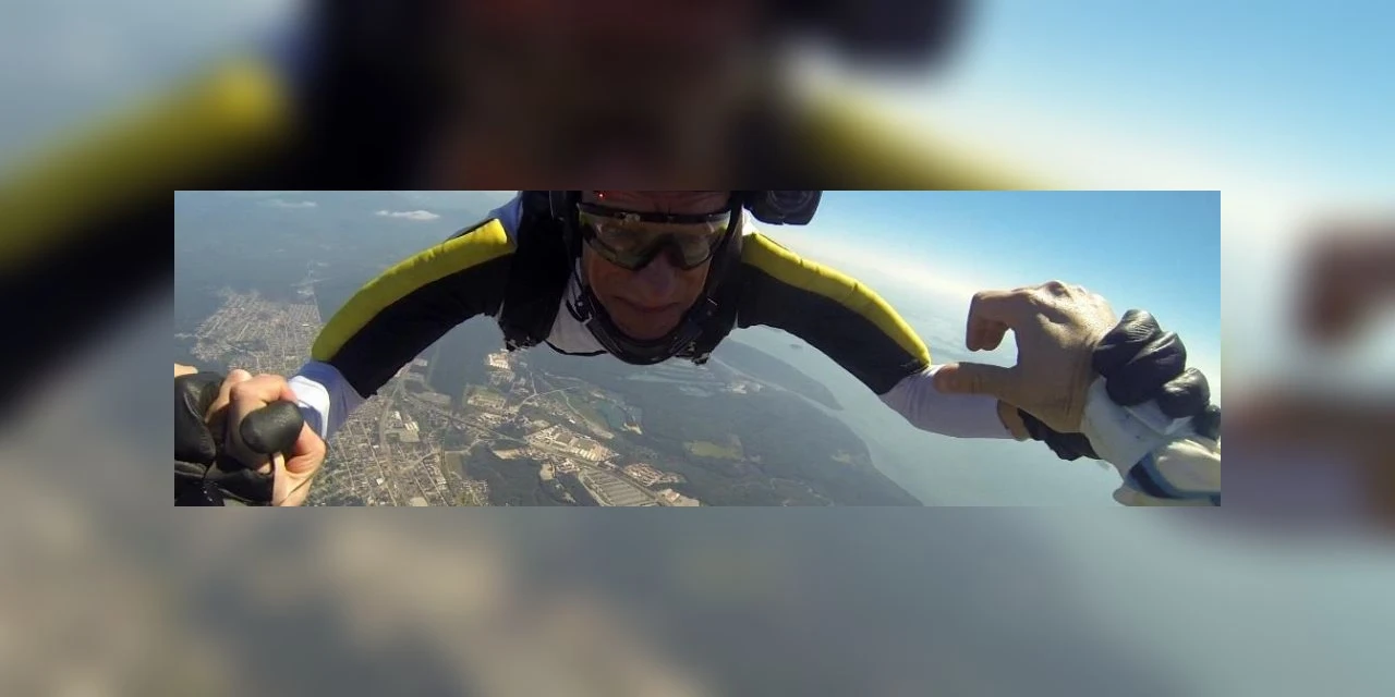 Paraquedista de 70 anos morre após salto no litoral do Paraná