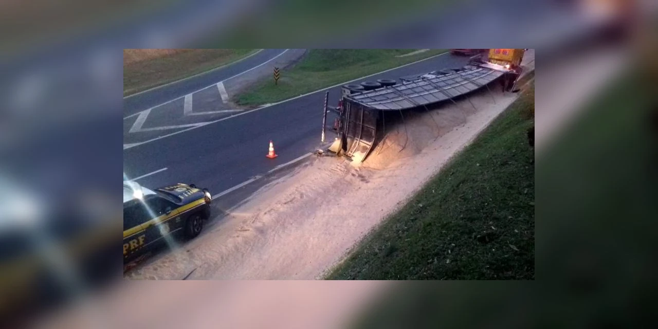 Caminhão carregado de farelo tomba e deixa transito lento no trevo Caetano