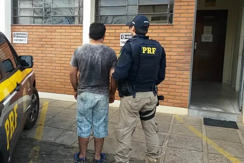 Condenado por crime de atentado violento ao pudor de vulnerável é preso pela PRF