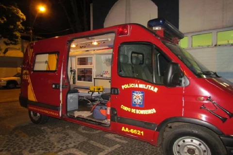 Após acidente, carro atinge trailer de lanches na Balduíno Taques