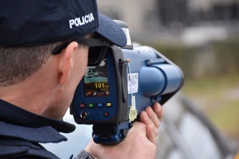 PRF flagra 5,9 mil veículos acima da velocidade durante o feriado no Paraná