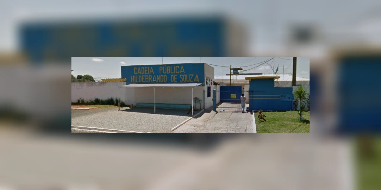 Mulher é flagrada tentando entrar com drogas no Cadeião