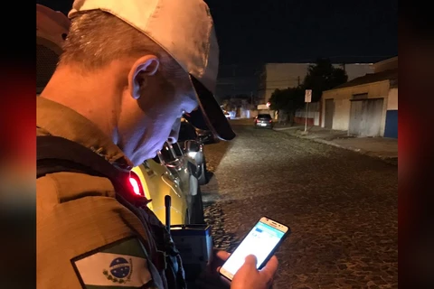 Polícia flagra motoristas compartilhando informações sobre blitz em grupos no WhatsApp