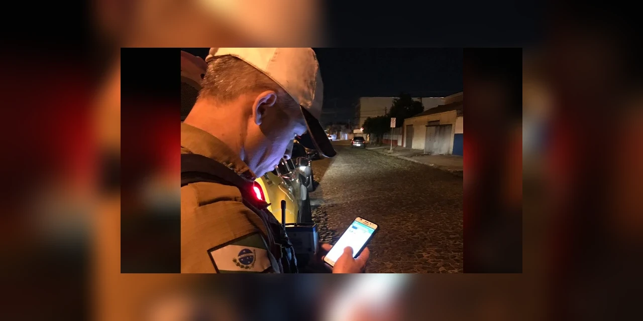 Polícia flagra motoristas compartilhando informações sobre blitz em grupos no WhatsApp