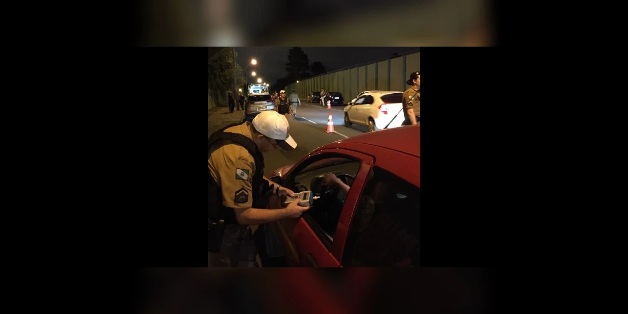 Operação 'Bafómetro na Madrugada' flagra motoristas dirigindo alcoolizado