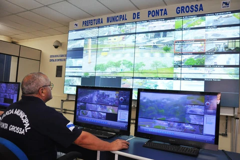 Câmeras da guarda municipal flagram individuo traficando no centro