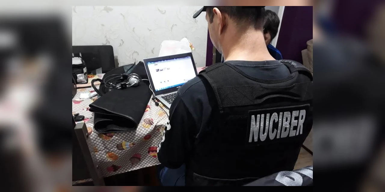 Professor é preso em flagrante pela polícia com pornografia infantil