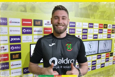 Simão se apresenta ao seu novo time em Portugal