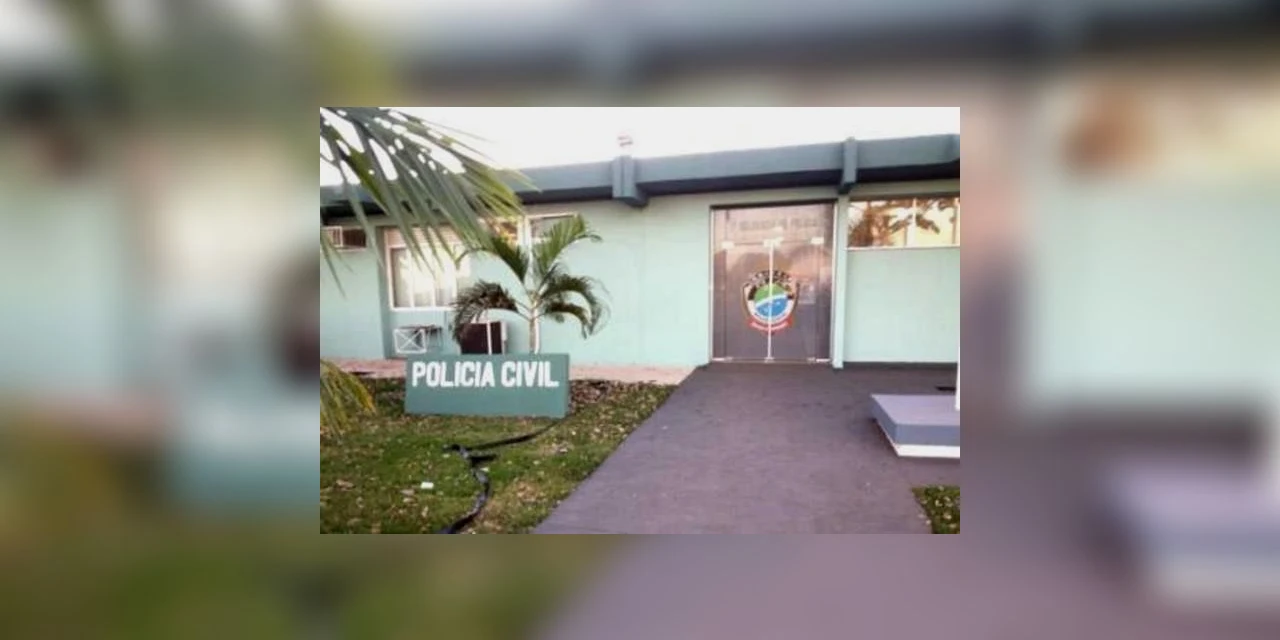 Mulher se joga de carro em movimento com bebê de um mês no colo após discussão com o marido