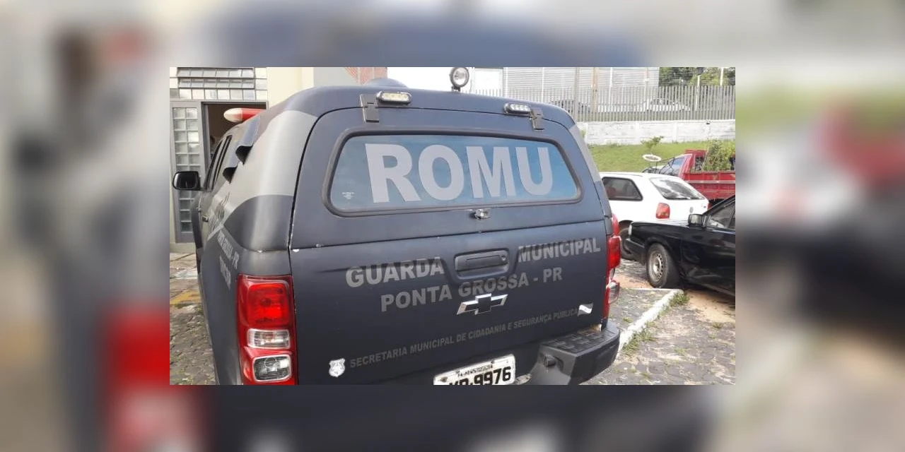 Romu prende foragido da justiça no estacionamento do Shopping Popular.