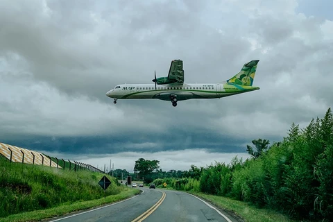 Rapaz tira foto de avião pousando em PG e imagem viraliza nas redes sociais