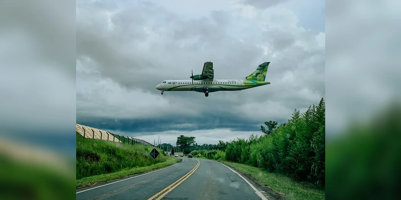 Rapaz tira foto de avião pousando em PG e imagem viraliza nas redes sociais