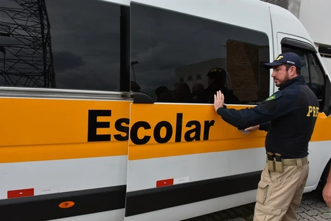 PRF realiza fiscalização no transporte escolar antes da volta as aulas