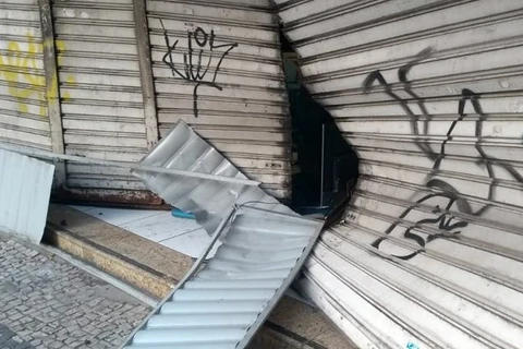 Bandidos usam carro para derrubar porta de estabelecimento e roubar celulares e notebooks em PG