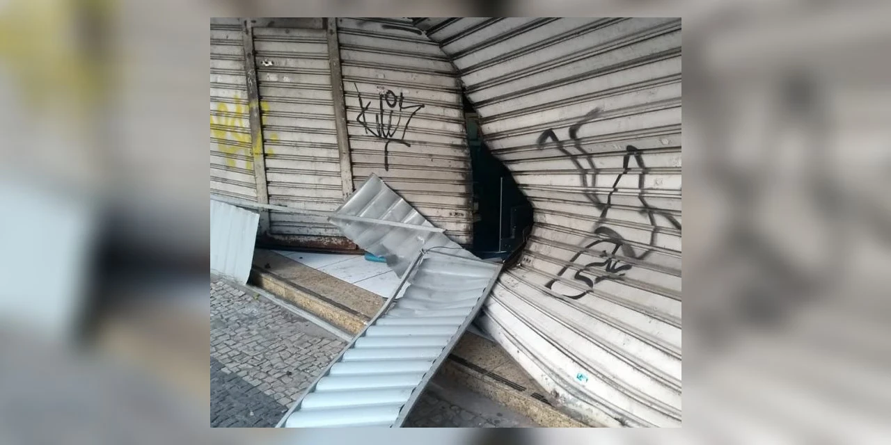 Bandidos usam carro para derrubar porta de estabelecimento e roubar celulares e notebooks em PG