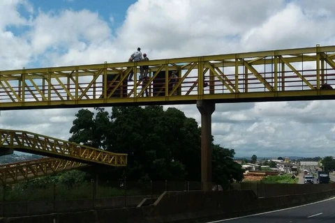 PRF e Bombeiros salvam rapaz que tentava se jogar de passarela no Contorno