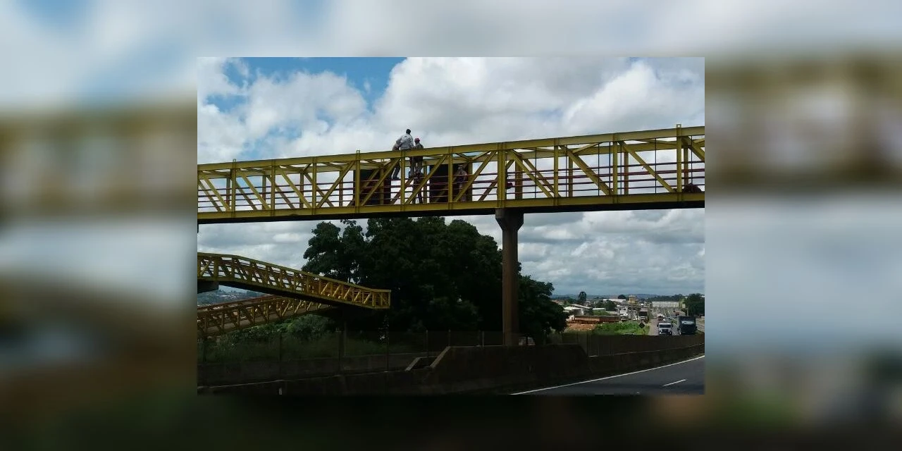 PRF e Bombeiros salvam rapaz que tentava se jogar de passarela no Contorno