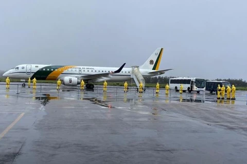 Brasileiros resgatados na China chegam à Base Aérea de Anápolis (GO)