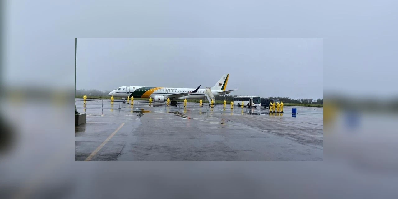 Brasileiros resgatados na China chegam à Base Aérea de Anápolis (GO)
