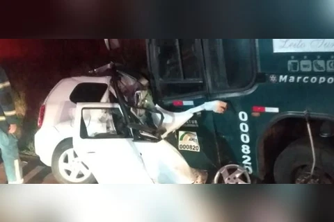 Acidente entre ônibus de turismo e carro mata quatro pessoas na PR-317