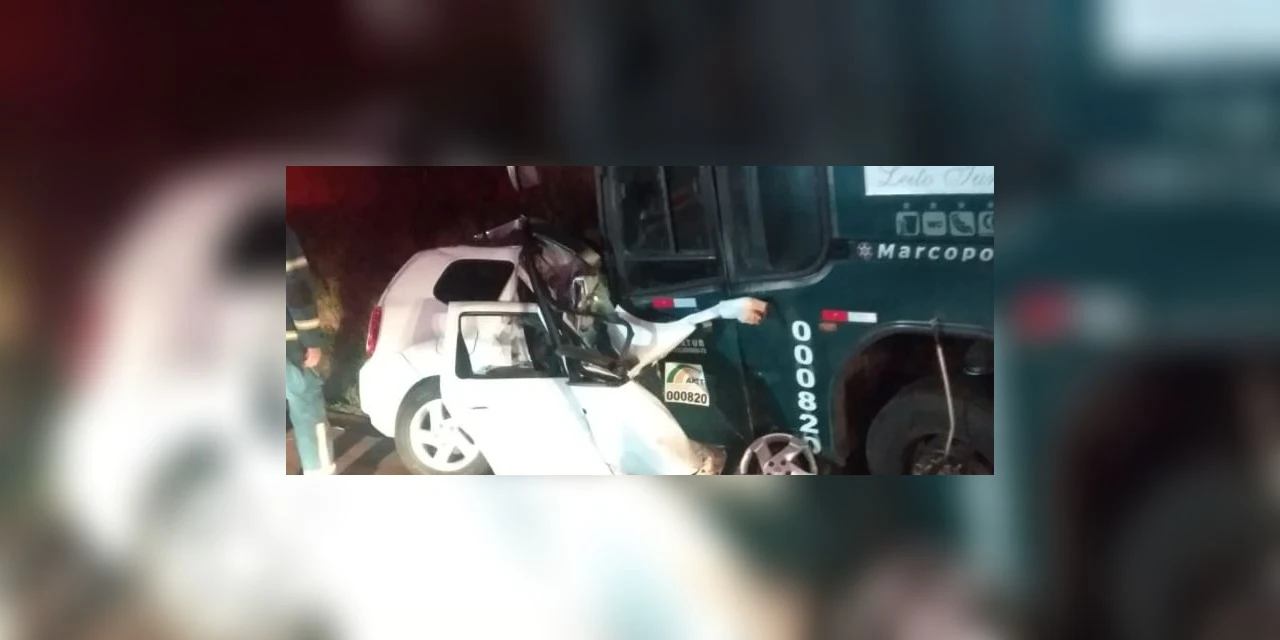 Acidente entre ônibus de turismo e carro mata quatro pessoas na PR-317