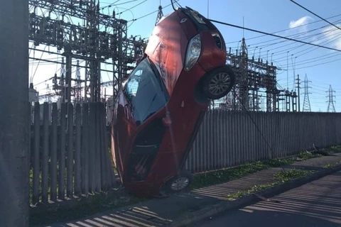 Carro desgovernado bate contra muro e fica pendurado em fios de alta tensão