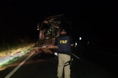 Caminhoneiro fica ferido ao colidir na traseira de caminhão em Tibagi