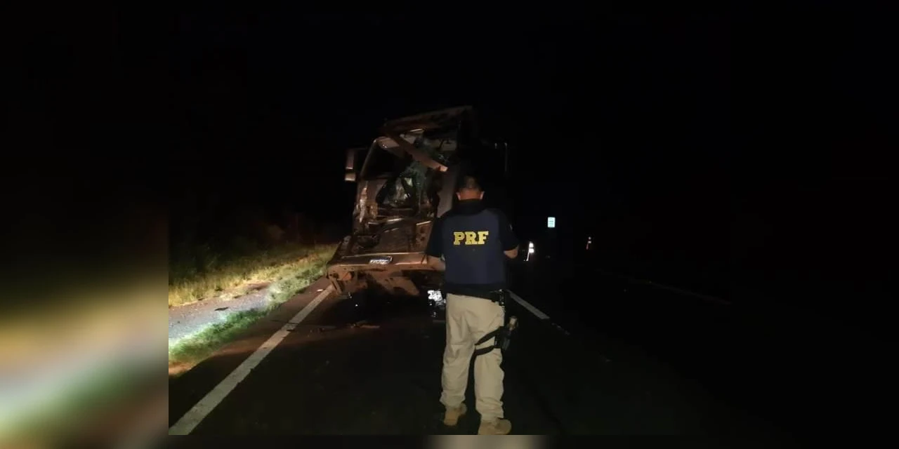 Caminhoneiro fica ferido ao colidir na traseira de caminhão em Tibagi
