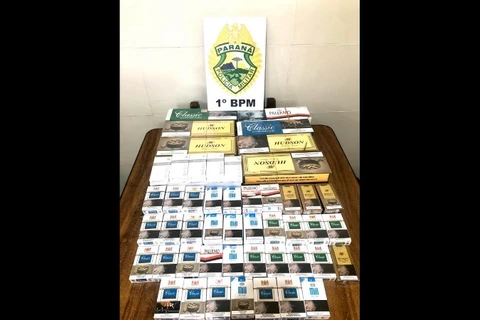 PM encontra bolsas abandonadas no centro com mais de 200 carteiras de cigarros do Paraguai