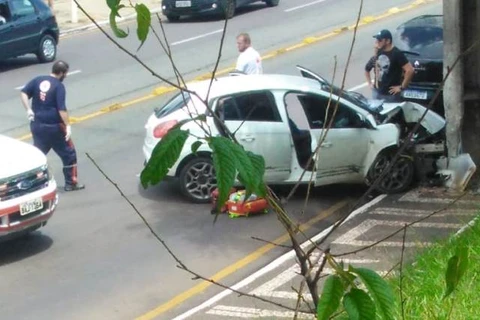 Motorista perde controle do veiculo e atinge poste no centro de PG