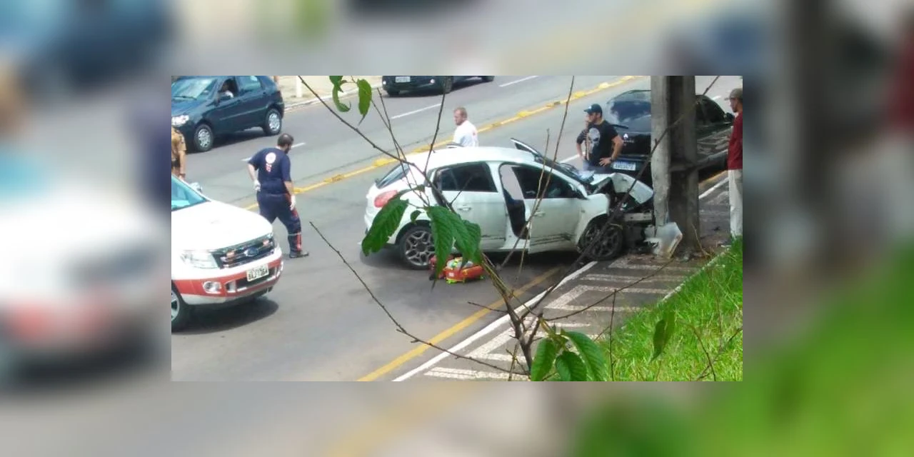 Motorista perde controle do veiculo e atinge poste no centro de PG