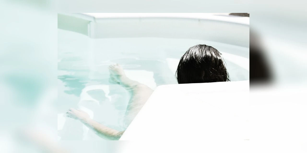 Celular cai na água e mata jovem eletrocutada em banheira