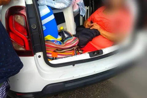 Polícia flagra motorista levando sogra em porta-malas de carro em Florianópolis