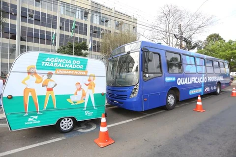 Ônibus da Qualificação Profissional vai ofertar cursos de aperfeiçoamento em frente à Agência do Trabalhador